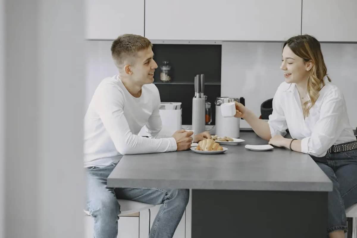 Пара тепло беседует за кофе на кухне, как понять язык любви партнёра