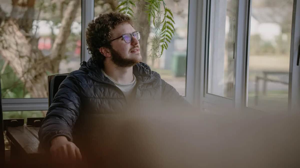 Чоловік придивляється до людей у кав'ярні