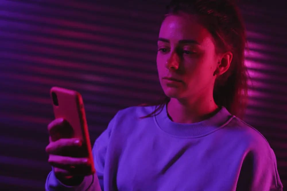 FOMO: чому здається, що життя проходить повз — і як вийти з цієї пастки
