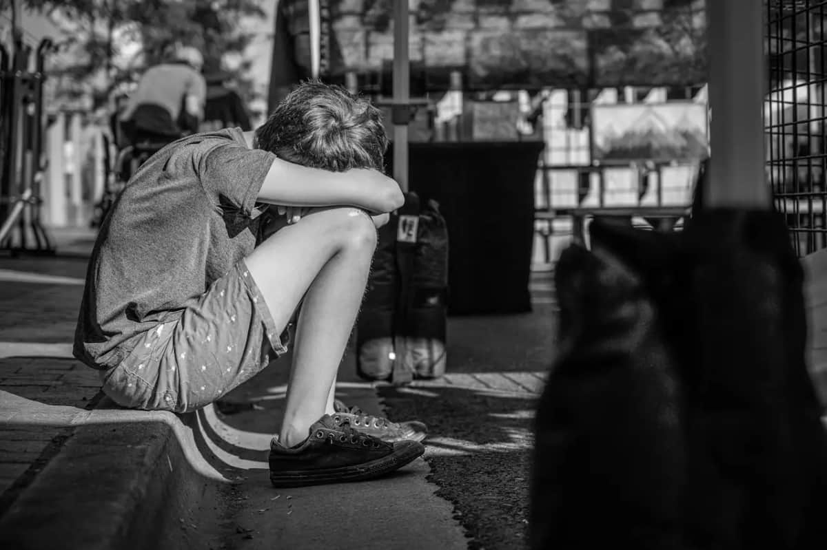 Дитина одна на бордюрі — образ дитинства, що породжує невпевненість дорослого