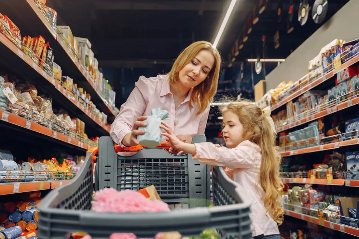 Мама з донькою обирають продукти в магазині