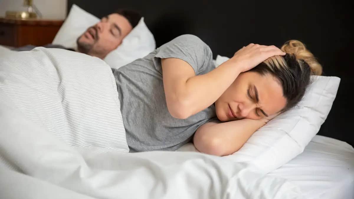 Женщина не может уснуть ночью и смотрит в потолок