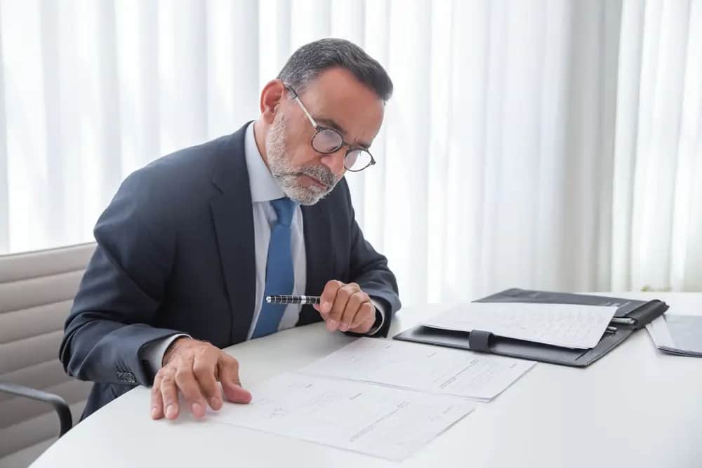 Керівник переглядає документи, ухвалюючи рішення про призначення