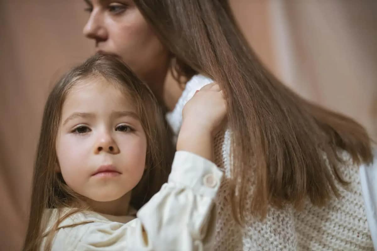 Мать держит дочь рядом, в детстве закладывается базовая самооценка ребёнка